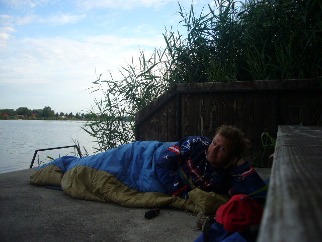 Hannes Fellner mit seinem Schlaflager an der Donau südlich von Budapest